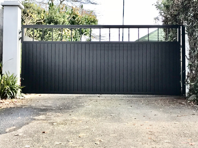 single swing gate with vertical pickets black