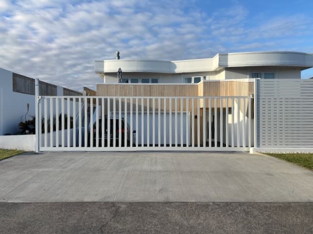 bespoke-vertical-rod-driveway-gates-made-to-measure-installed